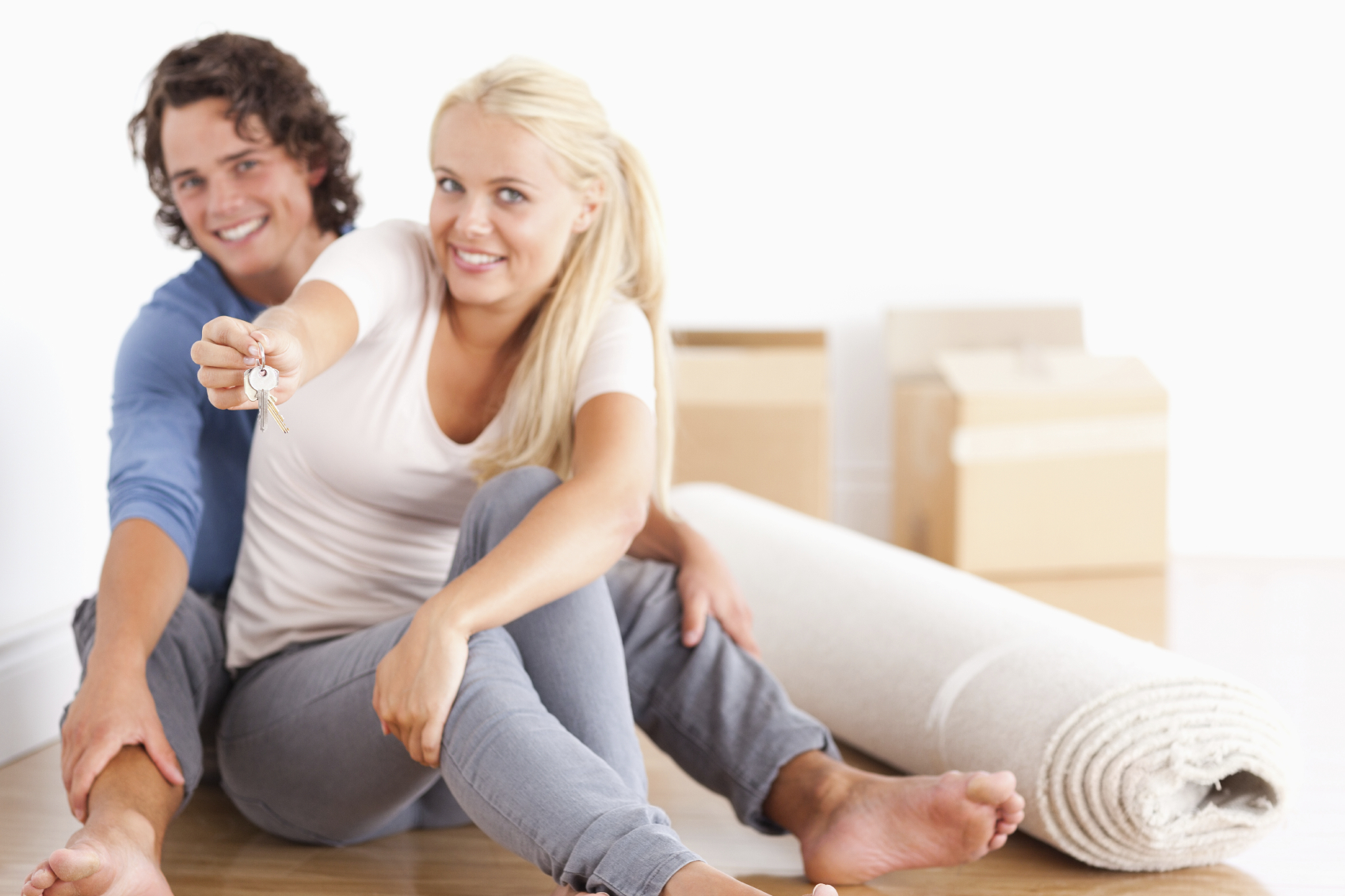 Муж и жена на карантине приколы. Пара сидит у психолога. Объятия сидя. Муж и жена на карантине. Красивые ухаживания за женщиной.